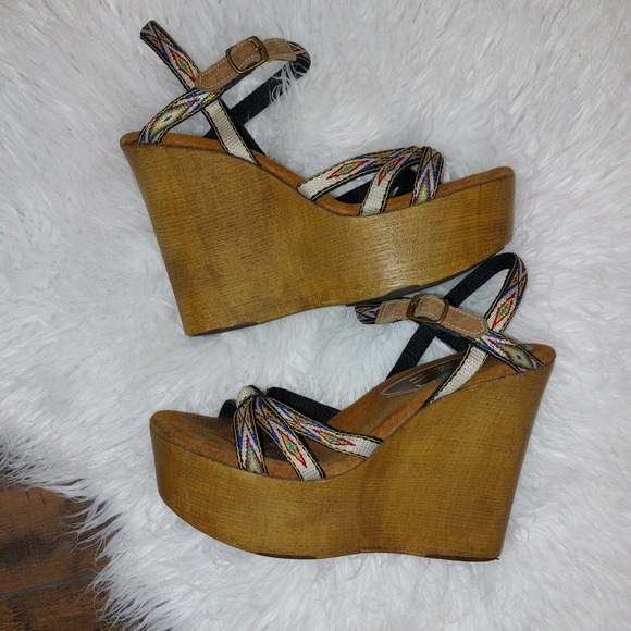 Sbicca Shoes - Sbicca Womens 40 Anthropologie Mojo White Geometric Strappy Wedge Sandals WOOD